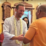 Chris Martin participating in the Mahakumbh 2025, engaging in spiritual discussions with Hindu monks.