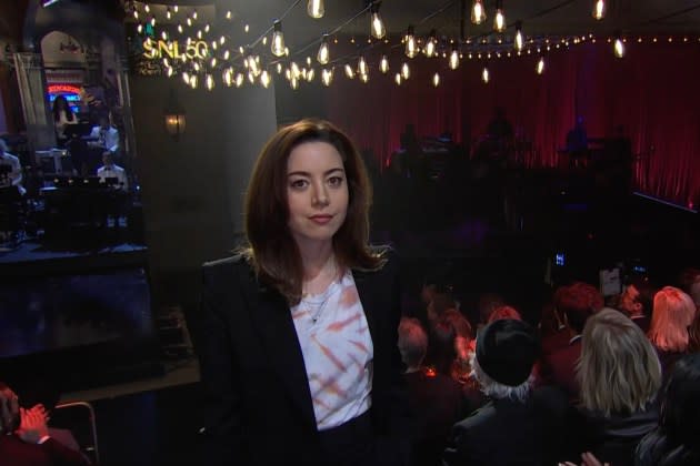 Aubrey Plaza makes her first public appearance at the SNL 50th Anniversary Special, honoring her late husband, Jeff Baena, with a heartfelt tribute.